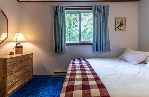 Retro Retreat Charming Home with Hot Tub & Fire Pit - Foto 13