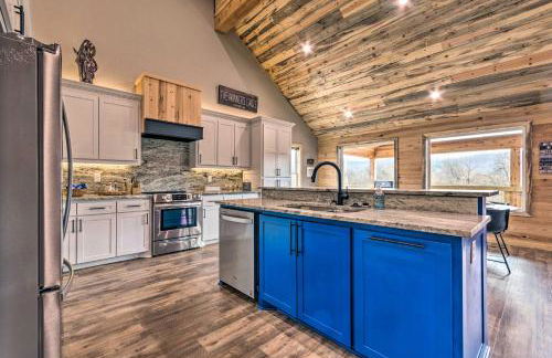 Upscale Riverfront Home with Beach and Fire Pit! - Foto 7