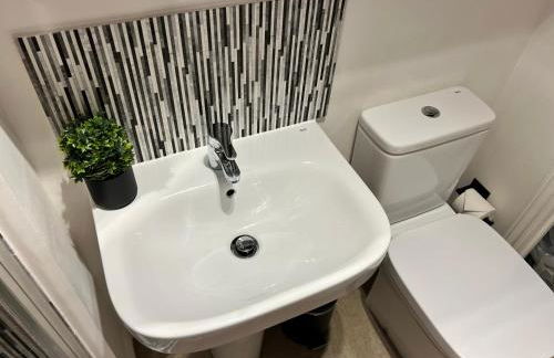 Families, Contractors, BIG bedrooms and Secure parking - Foto 17