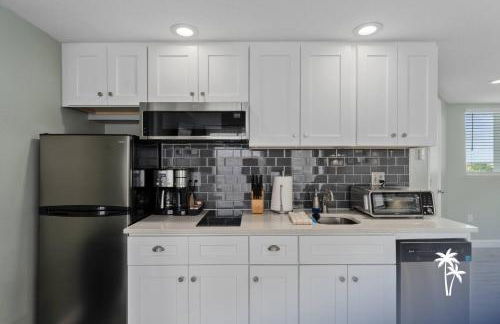 Lake View Top Floor 2 Bed 2 Bath Condo with Balcony - Foto 18