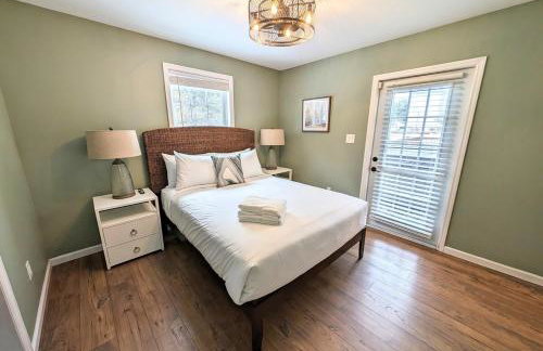 Luxurious Lake Retreat with Hot Tub and Walk to Beach - Foto 17