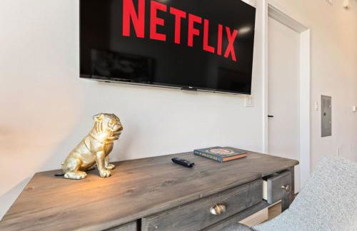 Modern Living, Stunning city views, 1Mile to Dodger Stadium - Photo 11