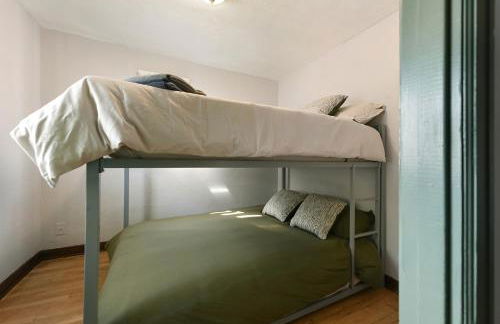 Cozy 3-bedroom family home - sleeps 8, great coffee - Foto 16