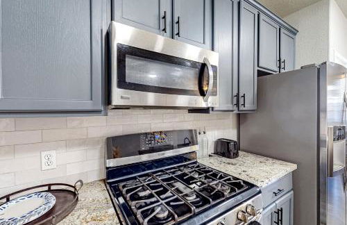 3 Mi to Downtown Conroe Updated Townhome with Yard - Foto 10