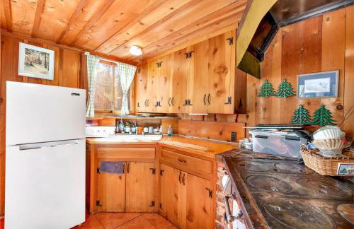 Rustic Knotty Pine - Minutes to the Water! - Photo 10