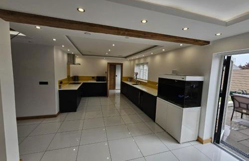 Modern Large 4-Bed Property sleeps 10 in Abergele - Photo 47