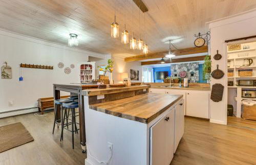 Updated Cabin with 2 Suites, Fire Pit and Forest Views - Foto 10