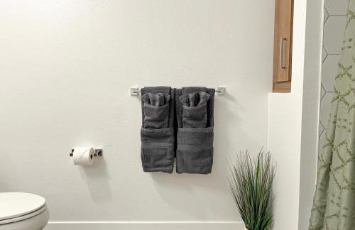 Modern Cosmopolitan APT Mid Hollywood with Free Parking 10mins to Universal Studios - Photo 17