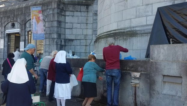 Buscar água benta perto da gruta.