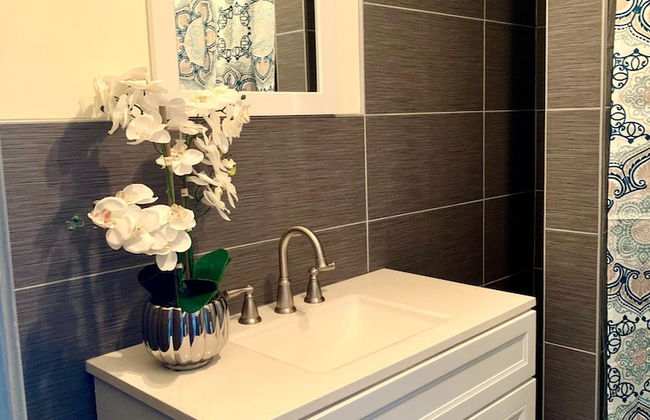 The Eastside Manor - Private Yard & Parking, Near Falls & Casino by Niagara Hospitality - Photo 20