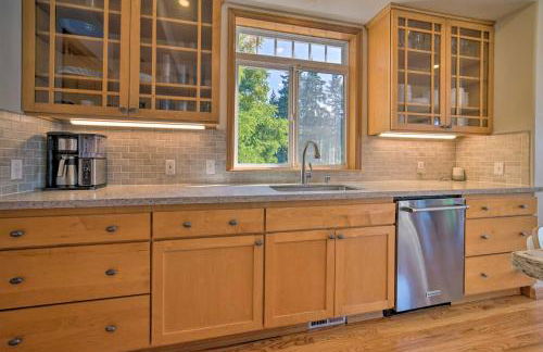 Spacious Lake Stevens Home with Fire Pit, Patio - Foto 12