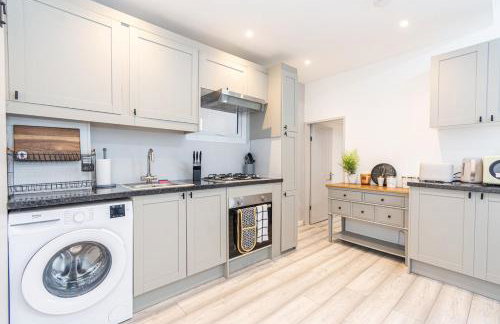 Amanah Properties - Elegant 4-Bedroom Home in Wembley with Parking, Perfect for Contractors - Foto 31