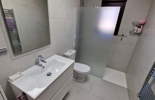 Exclusive Lakeside Villa with Private Pool & Total Privacy - Foto 14