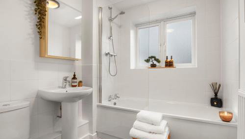 Stylish 2-Bed Apartment - Easy Access to London - Foto 3