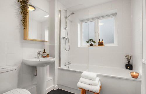 Stylish 2-Bed Apartment - Easy Access to London - Photo 3