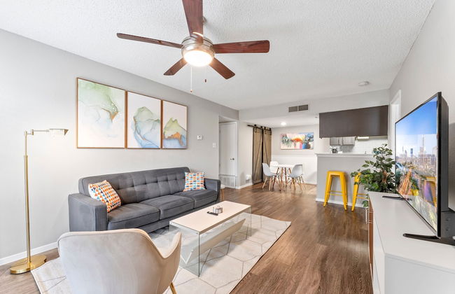 Soco 2BR Corner Suite w Pool King bed Fast Wifi - Photo 20