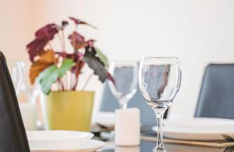 Serviced 4 Beds Contractors Accommodation in Sheffield 3 Parking Spaces - Photo 1