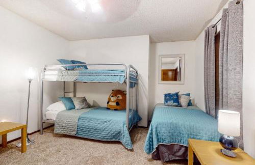 Walk to Park! Family-Friendly Laredo Home with Yard - Foto 20