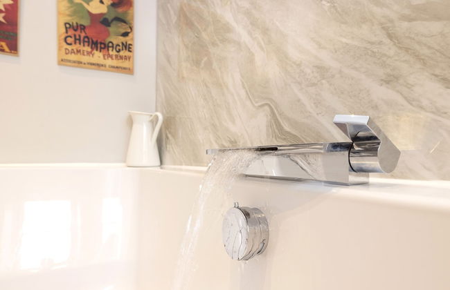 JOIVY Iconic Cockburn Street 4 Bedroom Apartment: Heart of Old Town - Foto 105