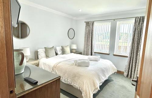 Golf View Spacious Bungalow 2 Bathrooms, Free Parking WiFi - Photo 5