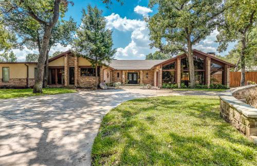DFW Large Vacation Retreat with Private Pool and Hot Tub - Foto 16