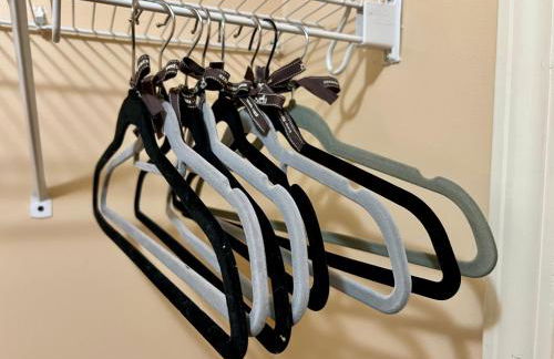 Designer Themed 4 Bedroom in Best Location with Patio and Fireplace - Foto 31