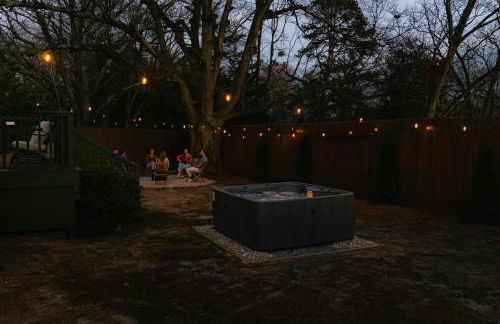 Speakeasy, Hot Tub, Putt Putt, Outdoor Theatre, 8 minutes from Downtown Greenville - Foto 32