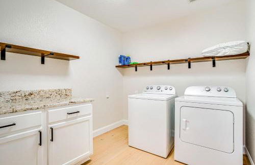 2 Mi to Old Town Spacious Burleson Vacation Home - Foto 26