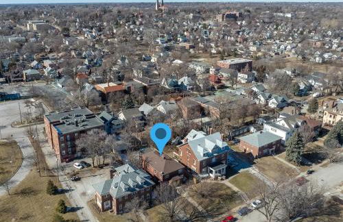 Retro Glam: Colorful Mid-Century Haven Apt 2 - Foto 9