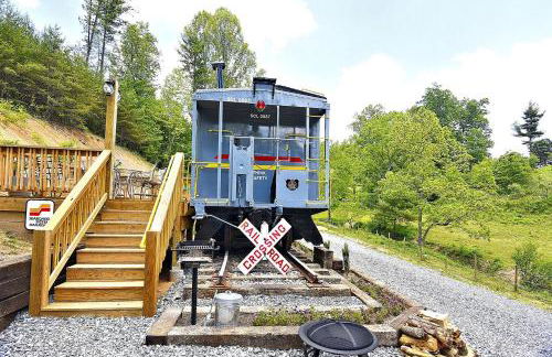 Glamping Caboose Rental Perfect for Families near Clyde, North Carolina - Foto 1