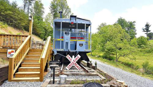 Glamping Caboose Rental Perfect for Families near Clyde, North Carolina - Foto 1