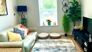 Coastal Breeze, Stylish 1 bedroom, Sleeps 4, Internet and Parking, 10 min to beach - Photo 1