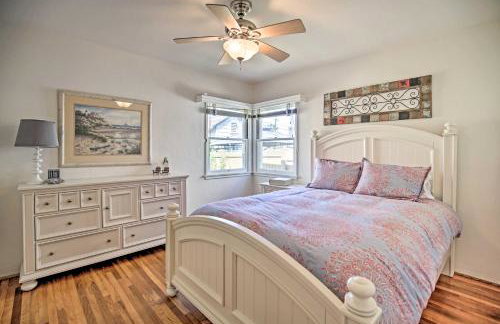 Oceanside Home with Yard - Walk to Beach and Pier - Foto 14