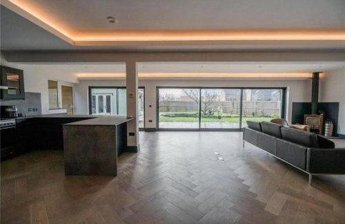 Humberston Avenue Large 4bed - Contractors Welcome & Big Living Area - Photo 18