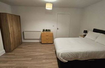 Spacious Two Bedroom Flat with Dedicated Workspace in Worsley - Foto 10