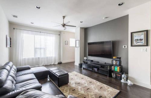 Stunning Townhome Near Uptown - Photo 3