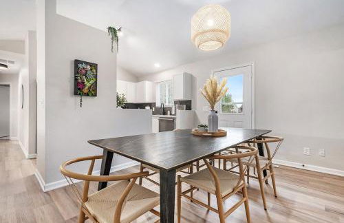 Elegant Escape-Fenced Yard BBQ & Cozy Fire Pit - Foto 4