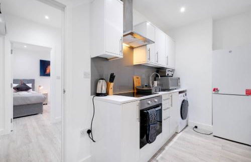 Luxurious 1 Bed Serviced Apartment with Wi-Fi - Photo 62