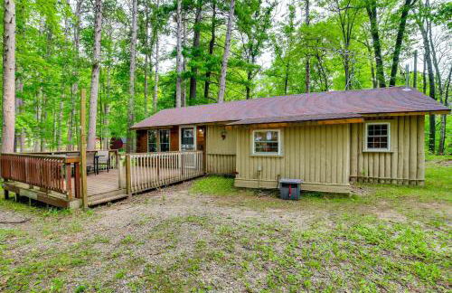 Rustic Michigan Lakeside Cabin with Private Dock! - Foto 21