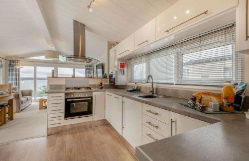 Bay View 2-Bed Lodge with Glorious Harbour View and Balcony - Photo 3