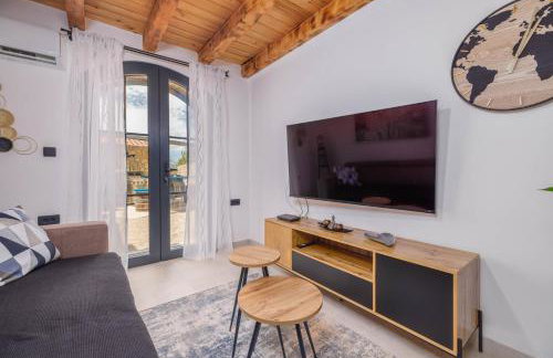 Villa Melary with Pool and Jacuzzi - Photo 14