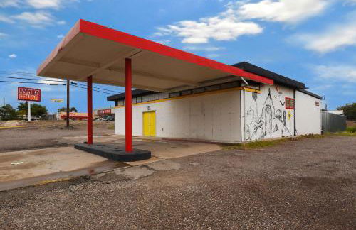 SPACE CASTLE: a 1950s Gas Station transformed into an Art Themed Wonderland - Foto 47