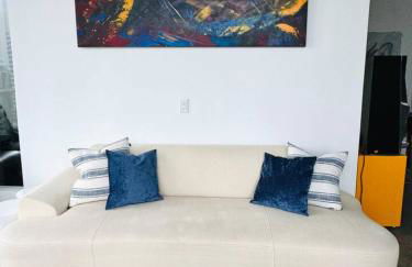 Art-filled Loft 180 Views, Rooftop Pool, Parking - Foto 28