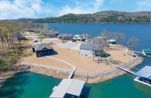 Accessible Lakeside Luxury at the 45mm w/ Private Dock, Sunset Views & More - Foto 57