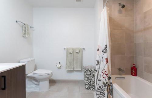 High Rise Retreat w City Skyline Views Shared Gym - Photo 36