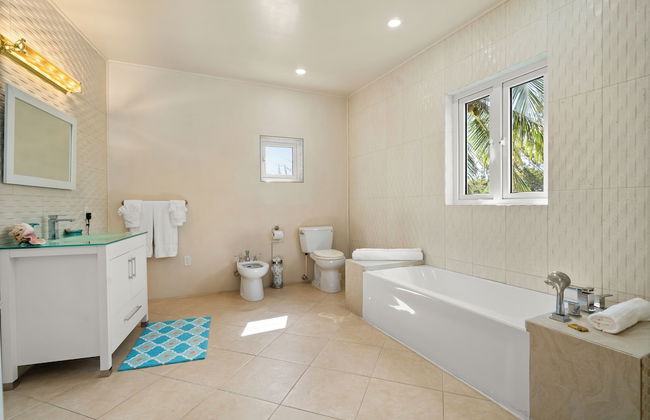 Modern, Stunning & Bright Central Beach Villa - Photo 16