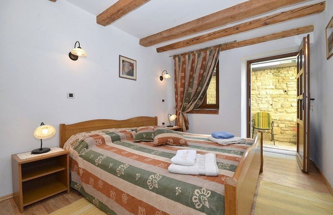 Bella Vista Apartments - Photo 1