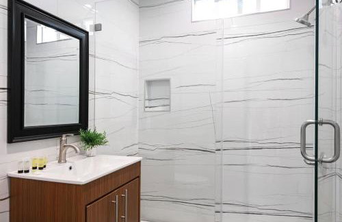 Relax in Spacious 3BR Apt Sleeps 8 and Parking - Foto 25