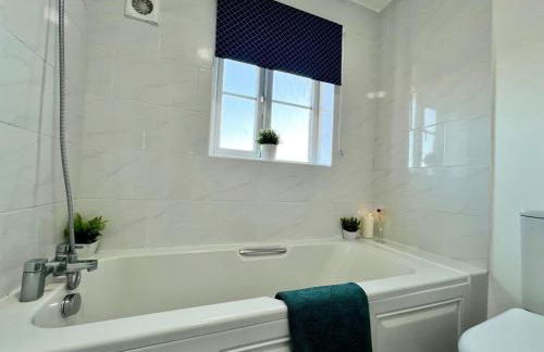 Delightfully decorated cosy two bedroom family home Great transport links to central London - Foto 12