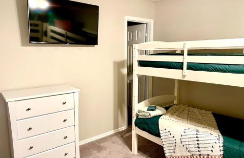 Greensboro Get-together, K Bed, Secret Playroom, central location - Foto 33